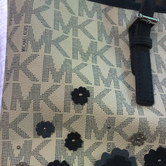 MICHAEL KORS CARRYALL MEDIUM TOTE BAG - Picture 4 of 11